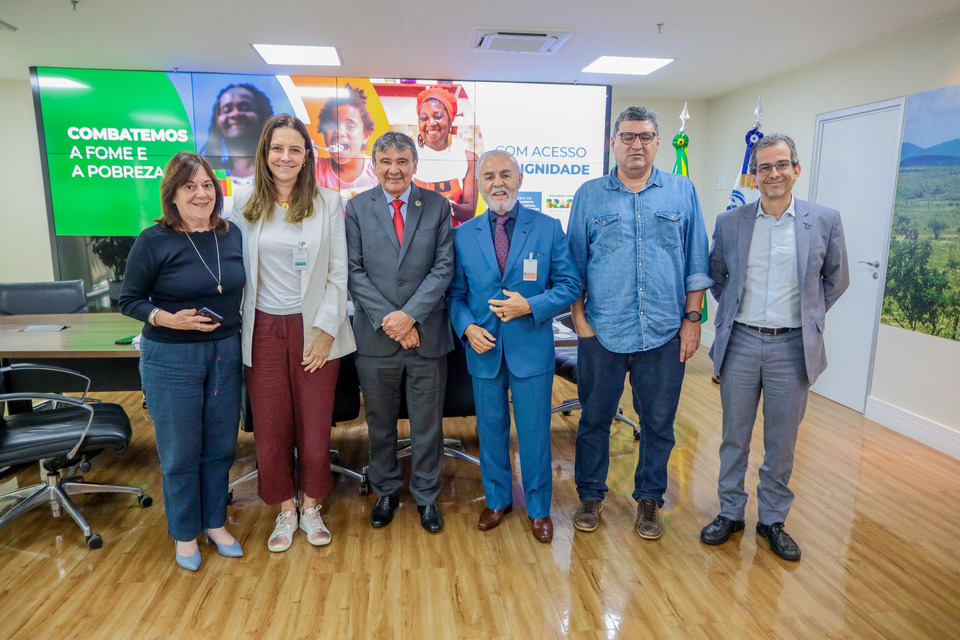 Da E p/ D: Magdalena Sophia, Andrea Napolitano, ministro Wellington Dias, Paulo Mourão, Waldecy Rodrigues e Rafael Guerreiro Osório (Foto: Divulgação MDS)